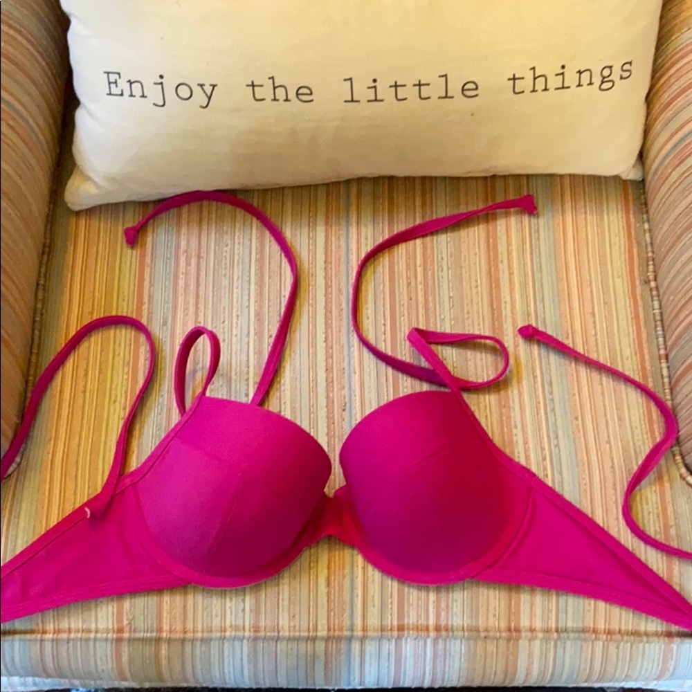 Old Navy underwire string bikini top. Never worn.